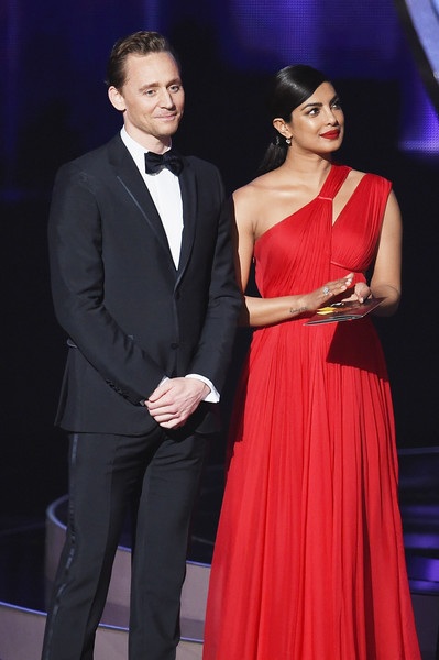 Bồ cũ Taylor Swift thân thiết bên cựu hoa hậu thế giới - 9
Nếu Tom Hiddleston và Priyanka Chopra thực sự hẹn hò thì họ chắc chắn sẽ trở thành mục tiêu hàng đầu của cánh săn ảnh, săn tin tại Mỹ hiện nay.