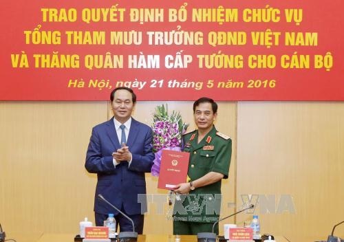 Trung tướng Phan Văn Giang làm Tổng Tham mưu trưởng - 1
Chủ tịch nước Trần Đại Quang trao Quyết định bổ nhiệm chức vụ Tổng tham mưu trưởng Quân đội Nhân dân Việt Nam cho Trung tướng Phan Văn Giang, Thứ trưởng Bộ Quốc phòng.