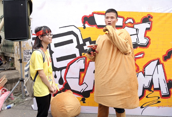 Nam sinh Báo chí "hóa" gấu bông tỏ tình người yêu tại ngày hội hiến máu - 2
Nói lời tỏ tình với bạn gái Phùng Thị Giang