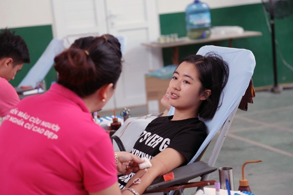 Nam sinh Báo chí "hóa" gấu bông tỏ tình người yêu tại ngày hội hiến máu - 6
Hơn 2000 bạn trẻ đã có mặt tại ngày hội và hiến tặng những đơn vị máu quý giá của mình cho người bệnh