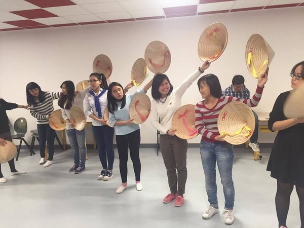 Ghé Toulouse, xem du học sinh nô nức chuẩn bị Tết - 2
Không thể thiếu các tiết mục văn nghệ đón Xuân truyền thống