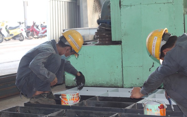 Vào TPP, Việt Nam bảo đảm quyền lập tổ chức của người lao động - 1
TPP không đưa ra tiêu chuẩn riêng về lao động mà chỉ khẳng định lại các tiêu chuẩn lao động được nêu trong Tuyên bố năm 1998 của Tổ chức Lao động Quốc tế. Trong ảnh: Người lao động tại Công ty Cổ phần Cơ khí Hà Giang Phước Tường (Đà Nẵng) - Ảnh: TA.