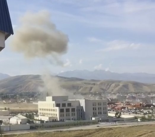 Đánh bom liều chết ở đại sứ quán Trung Quốc tại Kyrgyzstan, ít nhất 1 người chết - 1
Vụ nổ lớn kéo theo cột khói dày đặc ở đại sứ quán Trung Quốc tại Bishkek. (Ảnh: Twitter)