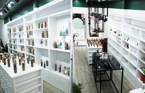 Cô gái 9x xinh xắn muốn mang trà hoa Việt ra thế giới - 3
Cửa hàng xinh xắn, tiện lợi về trà hoa của Linh.