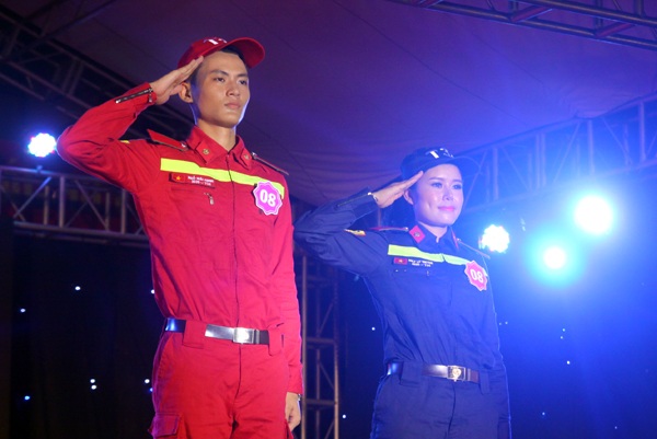 Sinh viên ĐH Phòng cháy chữa cháy sải bước catwalk trong trang phục ngành - 7
Cô gái người Lào Naly Lathsyma sánh bước cùng Ngô Hữu Hạnh. Naly tham gia cuộc thi này với mong muốn có được những dấu ấn thật đẹp trong quãng thời gian du học