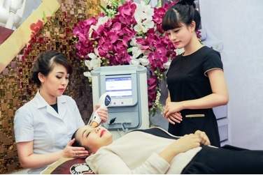 Trẻ hơn đến 10 tuổi chỉ với 40 triệu đồng - 2
Diễn viên Ốc Thanh Vân trẻ hóa da bằng công nghệ Thermage tại TMQT Bally