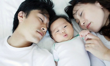 Vì sao không nên cho trẻ sơ sinh ngủ cùng bố mẹ? - 1 Các nhà khoa học khuyến cáo không nên cho trẻ sơ sinh ngủ cùng giường bố mẹ (Ảnh minh họa: Internet)