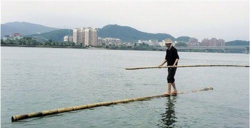 Kỳ lạ người đàn ông chỉ dùng một cây tre vượt sông về nhà - 1
Fang Shuyun vượt sông chỉ bằng một thanh tre duy nhất