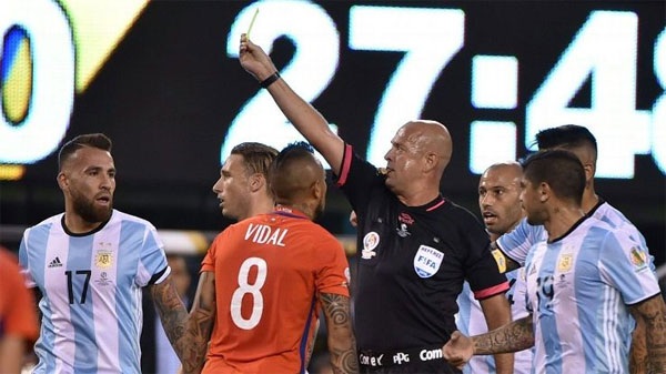Trọng tài bắt trận chung kết Copa America 2016 thác loạn với gái bán dâm? - 2
Trọng tài Heber Lopes điều khiển trận đấu Argentina-Chile ở chung kết Copa America 2016