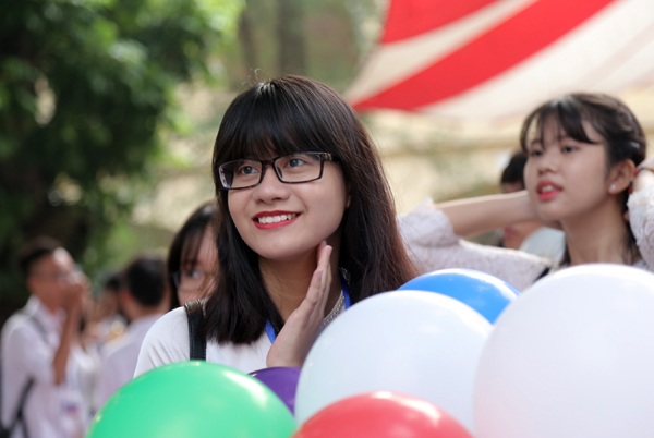 Ngắm nụ cười trong veo của nữ sinh Hà thành ngày khai trường - 1
Nữ sinh lớp 11 trường THPT Việt Đức khoe nụ cười rạng rỡ