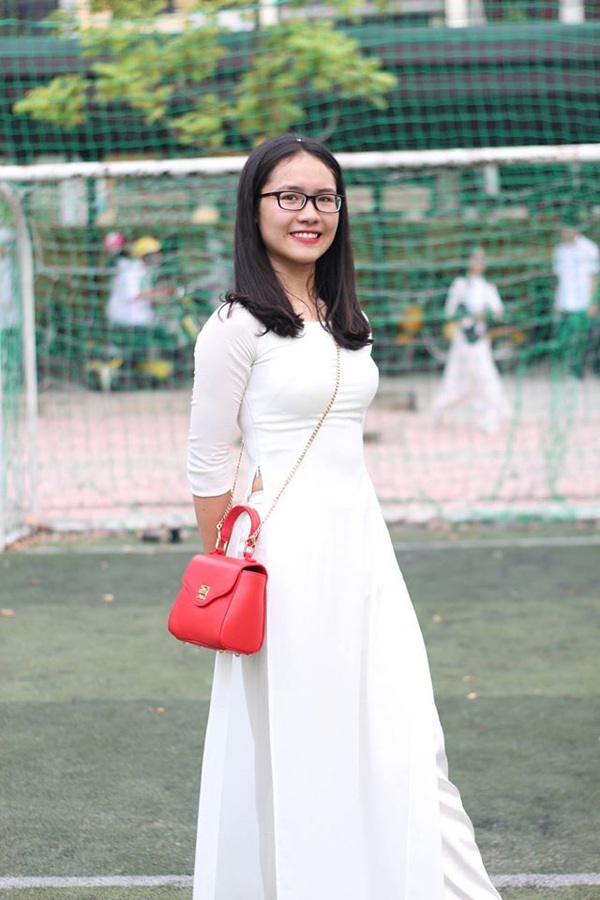 Ngắm nụ cười trong veo của nữ sinh Hà thành ngày khai trường - 11
Trong sắc áo dài trắng, mái tóc mềm tự nhiên, cặp kính cận, nữ sinh Yên Hòa chẳng thể lẫn với ai khi khoe nét đẹp mộc mạc tuổi học trò của mình