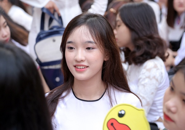 Ngắm nụ cười trong veo của nữ sinh Hà thành ngày khai trường - 4
Nữ sinh trường THPT Việt Đức đã mang nét đẹp xinh xắn, đáng yêu hút mọi ánh nhìn