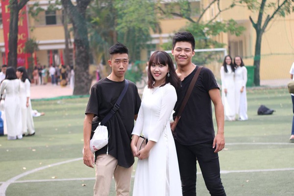 Ngắm nụ cười trong veo của nữ sinh Hà thành ngày khai trường - 9
Nữ sinh trường THPT Yên Hòa khoe sắc bên các chàng trai rắn rỏi