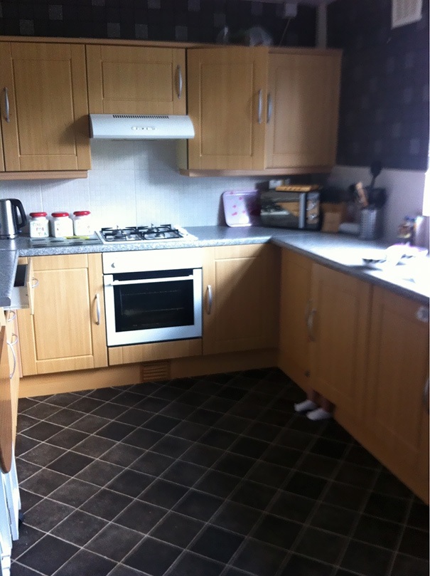 
Tôi đi vào bếp để tìm thằng nhóc đang đi trốn, và nó trốn ở đây!
