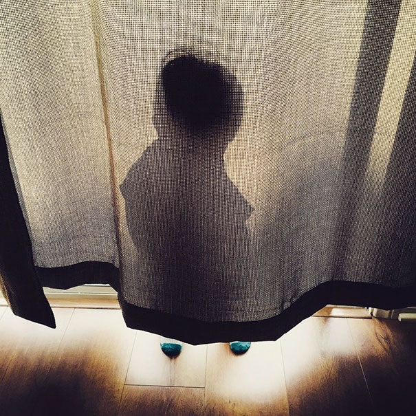 
Em bé quyết định trốn sau tấm rèm cửa ở hướng Tây lúc chiều xuống.
