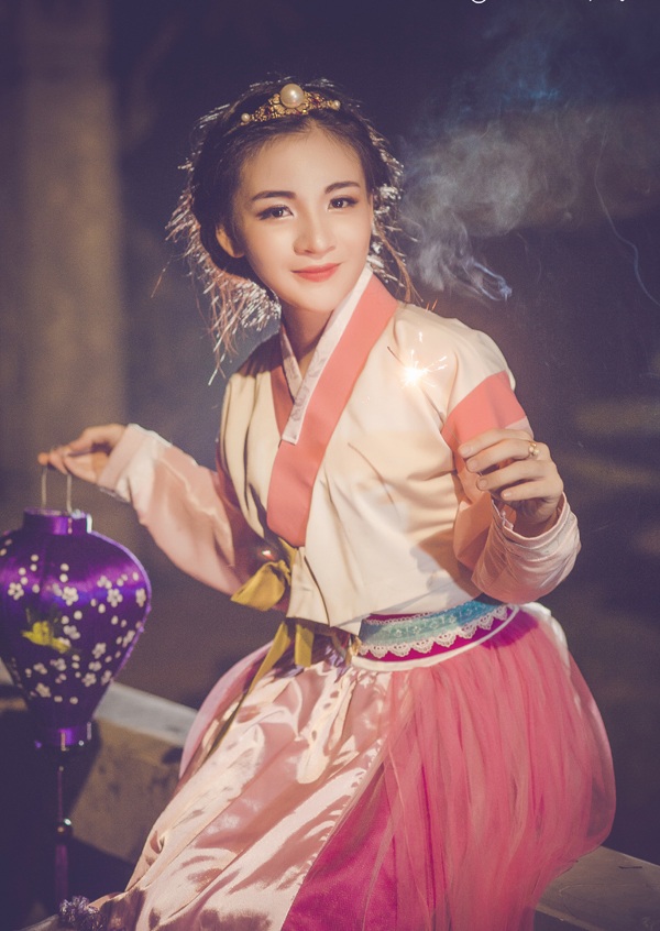 Thiếu nữ cosplay tuyệt đẹp đón Trung thu - 9
Cận cảnh gương mặt rạng rỡ, xinh đẹp như công chúa của “thiếu nữ Hàn Quốc” Vũ Trà My