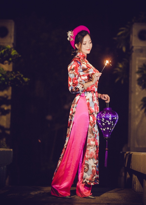 Thiếu nữ cosplay tuyệt đẹp đón Trung thu - 3
Lê Thảo Linh – một người bạn của Chie vào vai một thiếu nữ Việt xưa với tà áo dài hoa và khăn vấn.