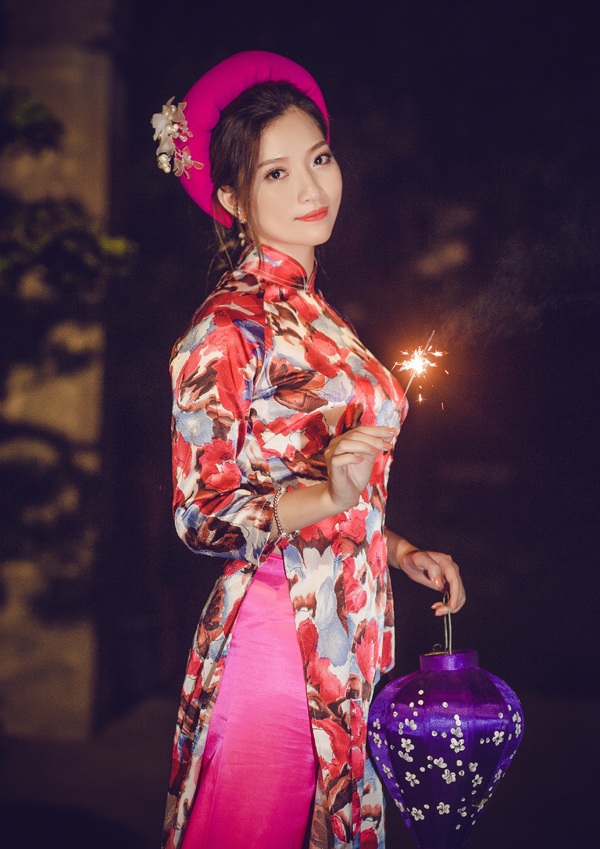 Thiếu nữ cosplay tuyệt đẹp đón Trung thu - 4
Thảo Linh có gương mặt tròn đầy toát lên vẻ dịu dàng, nữ tính