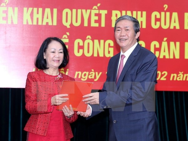 
Ủy viên Bộ Chính trị, Thường trực Ban Bí thư Đinh Thế Huynh trao Quyết định của Bộ Chính trị cho bà Trương Thị Mai. (Ảnh: An Đăng/TTXVN)
