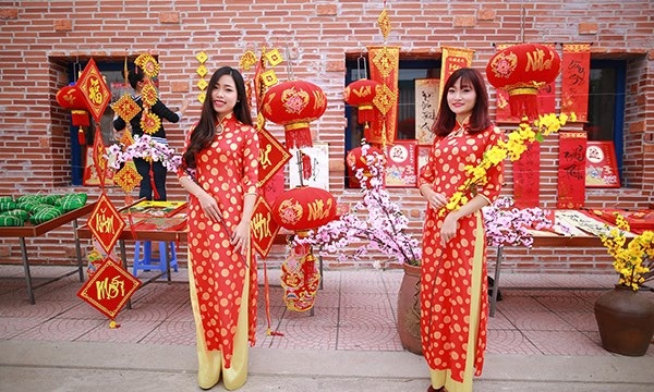 Giới trẻ Việt chụp ảnh chào Tết với trang phục truyền thống - 1
Các bạn trẻ hào hứng chụp ảnh trong trang phục truyền thống trước thềm năm mới 2016 (Ảnh: Nhiếp ảnh gia Dương Quang Duy)
