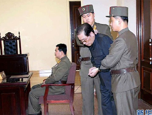 
Jang Song-thaek trên phiên tòa quân sự đặc biệt hôm 12/12/2013. Ảnh: THX
