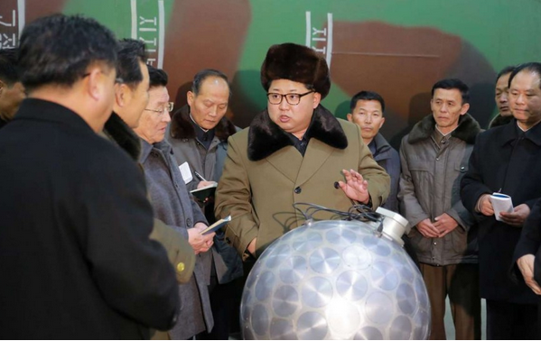 Nhà cửa Trung Quốc rung lắc vì vụ thử hạt nhân Triều Tiên - 1
Nhà lãnh đạo Triều Tiên Kim Jong-un và các nhà khoa học nghiên cứu vũ khí hạt nhân. (Ảnh: EPA)