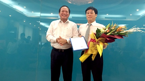 
Bộ trưởng Bộ TT&TT Trương Minh Tuấn trao quyết định bổ nhiệm cho ông Phạm Minh Tiến.
