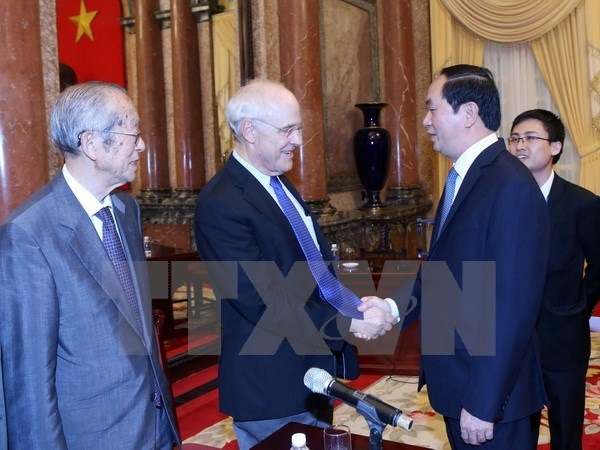 Chủ tịch nước gặp mặt các giáo sư đoạt giải Nobel dự “Gặp gỡ Việt Nam” - 1 Chủ tịch nước Trần Đại Quang với các giáo sư từng đạt gải Nobel. (Ảnh: Nhan Sáng/TTXVN)