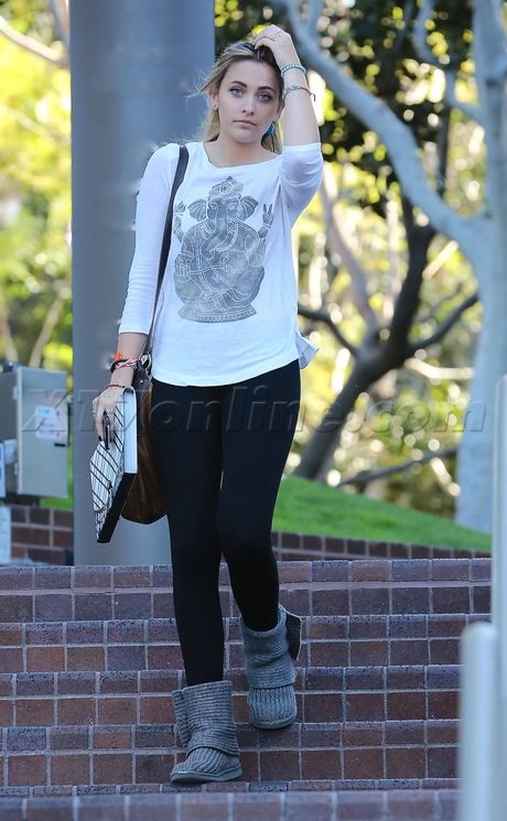 Hậu chia tay bạn trai, con gái Michael Jackson xuống tóc, hút thuốc lá - 13 
Trong khi anh cả, Prince Jackson đã thoát khỏi sự kiểm soát của bà nội, Katherine Jackson vì đủ tuổi trưởng thành, thì Paris và em trai Blanket hiện vẫn nằm trong vòng tay của bà nội. Điều này khiến cô bé tuổi teen không thích và luôn muốn bùng nổ. Được biết, các con của Michael Jackson, mỗi người sẽ được hưởng 100 triệu đô la từ người cha quá cố khi trưởng thành.