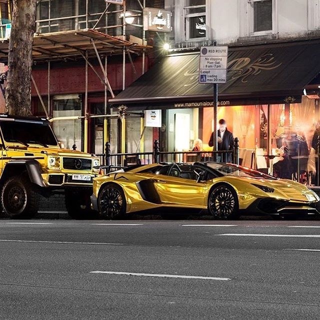 Ngắm dàn xe khủng của tỷ phú Ảrập mang sang châu Âu du lịch - 9
Lamborghini Aventador SV