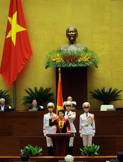 Bà Nguyễn Thị Kim Ngân trở thành nữ Chủ tịch Quốc hội đầu tiên - 10
Chủ tịch Quốc hội Nguyễn Thị Kim Ngân trong lễ tuyên thệ nhậm chức đầu tiên trong lịch sử. (Ảnh: Như Phúc)