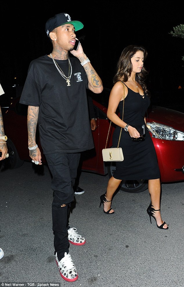 
Người mẫu 21 tuổi bỗng nhiên trở thành cái tên rất hot trên các mặt báo bởi Tyga vốn là ca sỹ được cánh săn tin yêu thích sau khi hẹn hò với em cô Kim - Kylie
