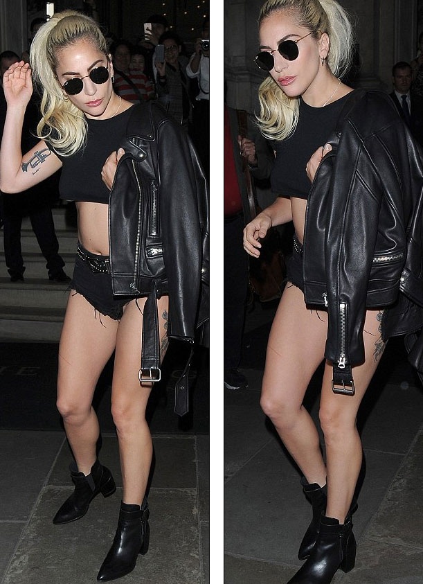 
Lady Gaga diện quần short bò siêu ngắn với áo crop top đồng màu.
