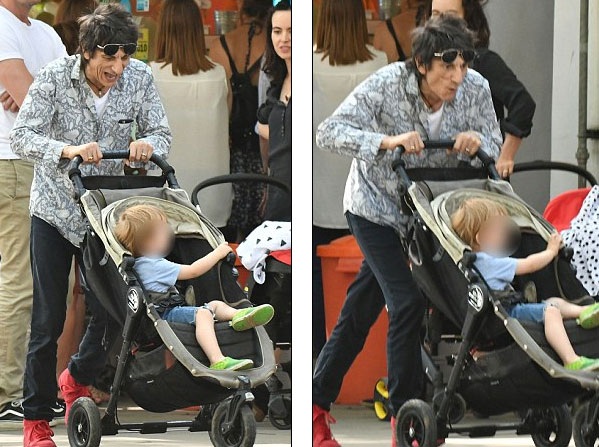 69 tuổi, sao của nhóm Rolling Stones bận rộn chăm con "mọn" - 9
Ronnie Wood hạnh phúc khi được chăm sóc con và “tháp tùng” vợ trẻ đi chơi. Ngôi sao U70 không xa lạ gì với việc chăm sóc con nhỏ. Ông có 6 đứa con với 3 người phụ nữ khác nhau.