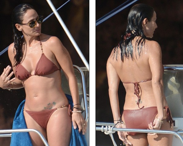 
Nữ ca sĩ 41 tuổi để lộ chiếc nhẫn cưới nhỏ xinh trên ngón tay áp út. Cô từng kết hôn với nam ca sĩ Daniel Johns vào năm 2003. 5 năm sau đó, họ ly dị mà không có con. Sau đó, Natalia Imbruglia trở thành bạn gái của nam diễn viên người Mỹ - David Schwimmer.
