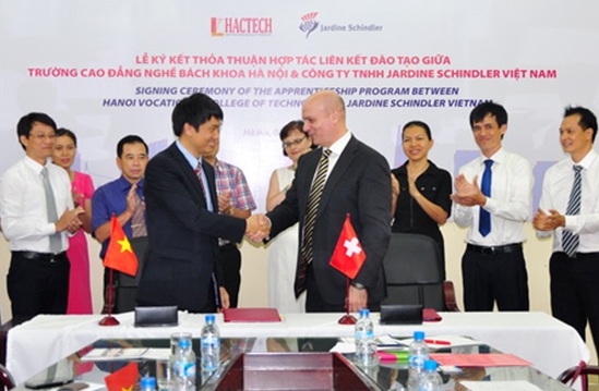 Trường Cao Đẳng Nghề Bách Khoa Hà Nội gắn kết đào tạo nghề theo yêu cầu doanh nghiệp - 2 Lễ ký kết thoả thuận hợp tác liên kết đào tạo giữa Trường Cao đẳng Nghề Bách khoa Hà Nội với công ty Thụy Sĩ đã diễn ra thành công tốt đẹp.