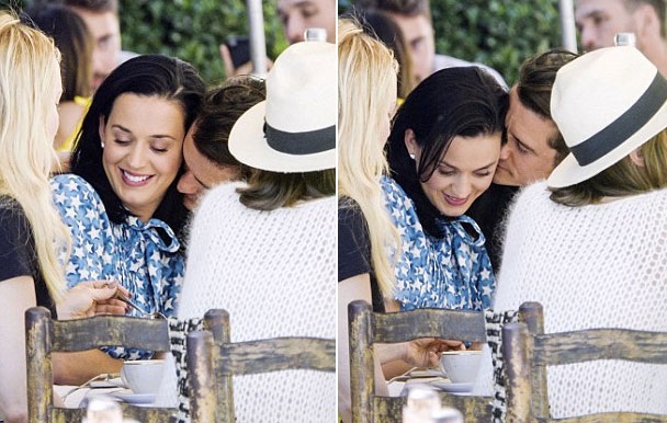 Orlando Bloom dịu dàng hôn má Katy Perry - 10 Orlando Bloom dịu dàng hôn má Katy Perry - 10