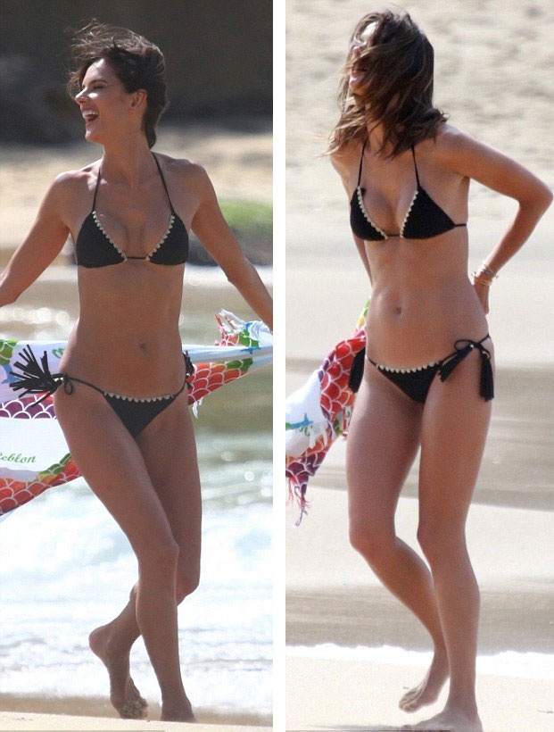 "Thiên thần" nội y cuốn hút trên biển - 11
Alessandra Ambrosio cũng đã qua hai lần sinh nở nhưng vòng hai của cô khiến nhiều người phải ghen tị.