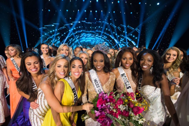 Người đẹp da màu trở thành Hoa hậu Mỹ năm 2016 - 4
Deshauna Barber được các người đẹp của đêm chung kết Hoa hậu Mỹ năm 2016 chúc mừng sau đêm chung kết. Cô sẽ là đại diện của Mỹ tại cuộc thi Hoa hậu Hoàn vũ năm 2016 diễn ra vào tháng 12 tới.