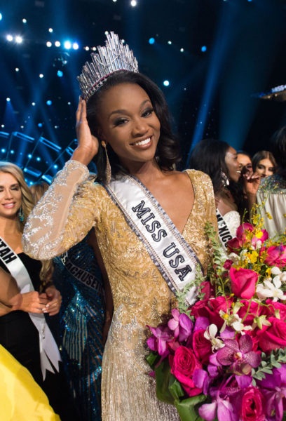 Người đẹp da màu trở thành Hoa hậu Mỹ năm 2016 - 1
Deshauna Barber, 26 tuổi và cao 176cm, đã trở thành Hoa hậu Mỹ năm 2016.