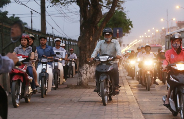 
Xe máy phi lên vỉa hè tìm đường thoát thân.
