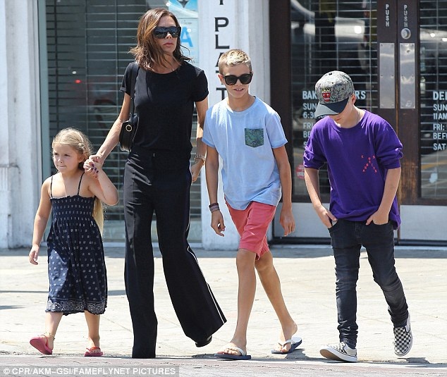 
Victoria Beckham đưa con gái nhỏ Harper, cùng hai con trai lớn Cruz và Romeo đi ăn tại 1 nhà hàng ở Los Angeles ngày 23/8 vừa qua
