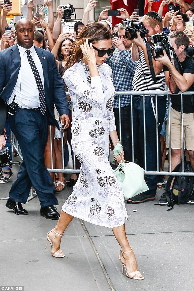 Victoria Beckham cùng chồng con đi ăn sau khi ra mắt BST thành công - 1
Victoria Beckham cùng chồng con đi ăn tại nhà hàng Balthazar ở New York sau khi ra mắt thành công BST xuân hè tại tuần lễ thời trang New York