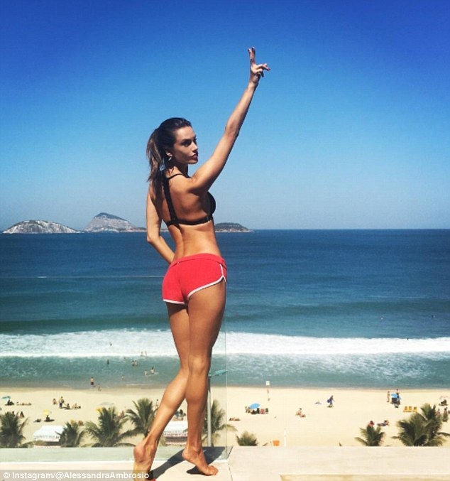 Thiên thần nội y gợi cảm "chết người" bên bể bơi - 6
Siêu mẫu Brazil sở hữu thân hình hoàn hảo và đáng ghen tỵ