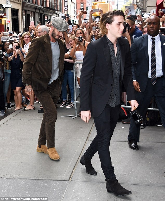 Victoria Beckham cùng chồng con đi ăn sau khi ra mắt BST thành công - 2
David Beckham và con trai Brooklyn là 2 người cổ vũ nhiệt tình nhất cho Vic trong buổi diễn lớn của cô