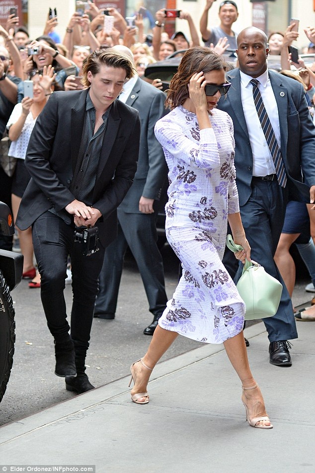 Victoria Beckham cùng chồng con đi ăn sau khi ra mắt BST thành công - 3
Brooklyn đã 17 tuổi và trở thành trợ thủ đắc lực của bố mẹ trong nhiều việc