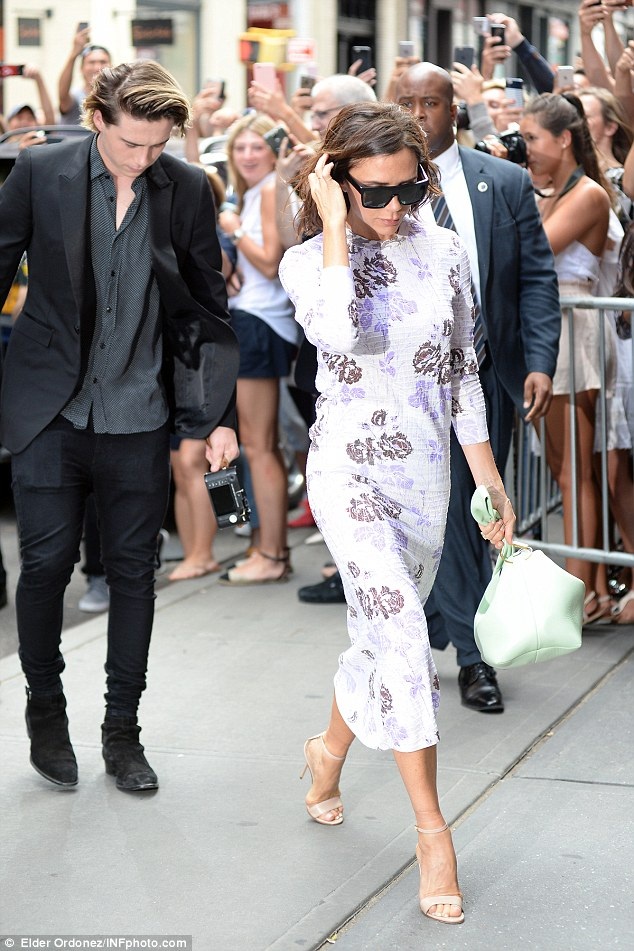 Victoria Beckham cùng chồng con đi ăn sau khi ra mắt BST thành công - 4
Victoria Beckham diện bộ váy hoa điệu đà nằm trong BST xuân hè 2017 do cô thiết kế