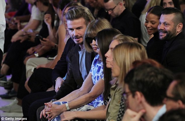 Victoria Beckham cùng chồng con đi ăn sau khi ra mắt BST thành công - 9
Bà ngồi cạnh David và trò chuyện thân thiết suốt buổi