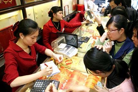 Vàng tăng, USD giảm mạnh - 1
Khoảng cách chênh lệch giữa vàng trong nước và vàng thế giới co hẹp còn 2,9 triệu đồng/lượng.