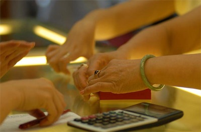 Giá vàng diễn biến bất thường, tỷ giá giảm - 1
Sau phiên tăng mạnh hơn 200.000 đồng/lượng vào sáng qua, giá vàng SJC đã điều chỉnh đi xuống.